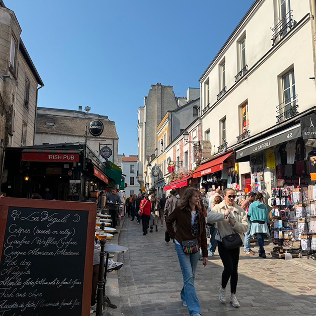 Picture of souvenir streets on a Parisian street
